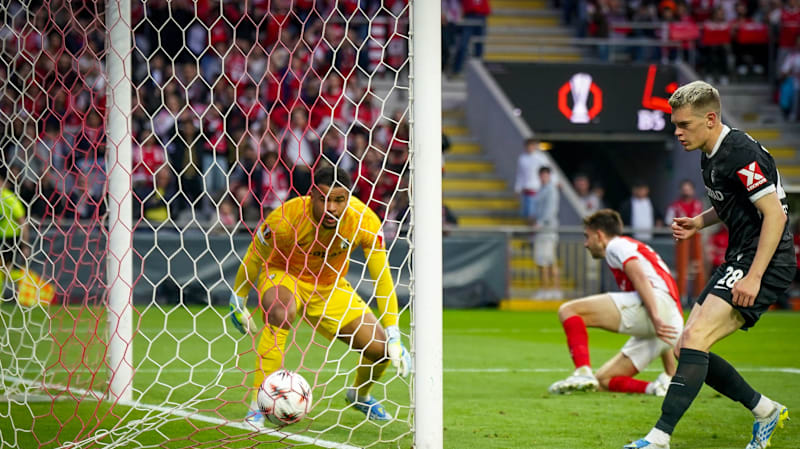 Portugal: Fussball Europa League 2025 - 2026, Halbfinale - Sporting Braga vs SC Freiburg - Estadio Municipal de Braga (POR): Demir Tiknaz (SC Braga, 34) trifft zum 1:0 - Noah Atubolu (SC Freiburg, 01) und Matthias Ginter (SC Freiburg, 28) können dem Ball nur noch hinterher gucken. *** Portugal Football Europa League 2025 2026, semi-final Sporting Braga vs SC Freiburg Estadio Municipal de Braga POR Demir Tiknaz SC Braga, 34 scores to make it 1-0 Noah Atubolu SC Freiburg, 01 and Matthias Ginter SC Freiburg, 28 can only look after the ball Copyright: xJOERANxSTEINSIEKx