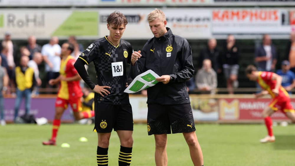 Gut zugehört: Julian Hettwer traf nach seiner Einwechslung gegen Deventer doppelt. Rechts Co-Trainer Julian Koch.