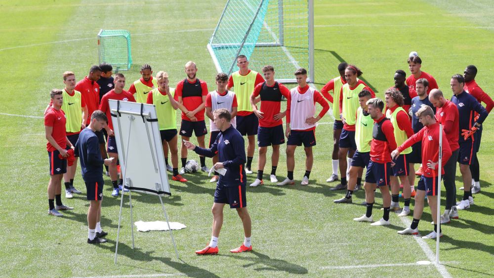 Julian Nagelsmann (Mi.) beim Training
