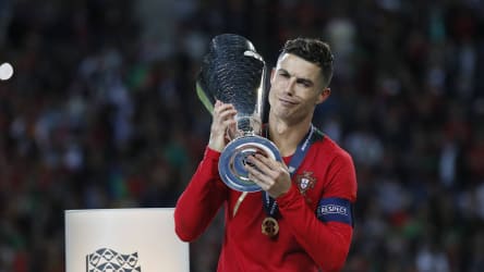 Er durfte die Nations-League-Trophäe als Erster in die Hand nehmen: Portugals Kapitän Cristiano Ronaldo.
