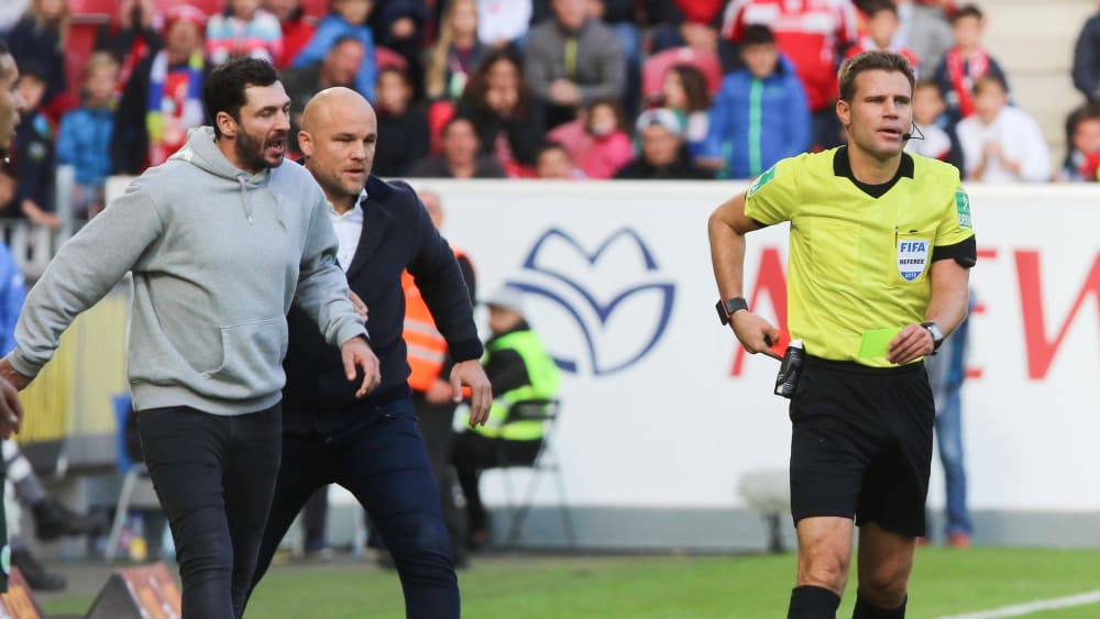 Platzverweis: Schiedsrichter Dr. Felix Brych packt die Rote Karte wieder ein, FSV-Coach Sandro Schwarz (li.) echauffiert sich.