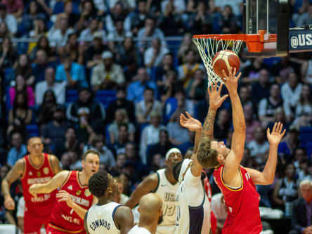 Anthony Davis blockt Mo Wagner (re.).