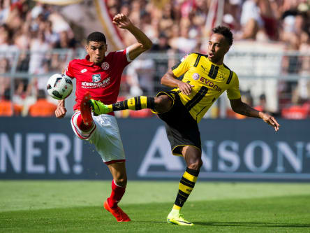 Pierre-Emerick Aubameyang  im Duell mit Leon Balogun im August 2016