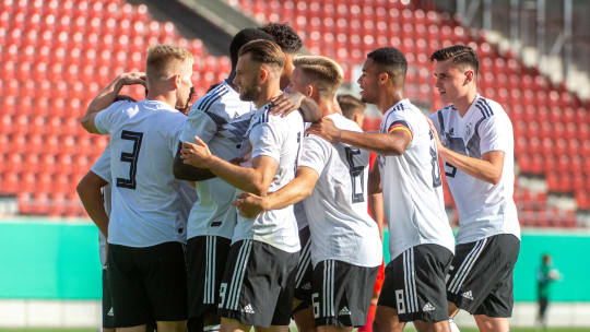 Jubel in Halle: Deutschlands U 20 überzeugte gegen Tschechien.