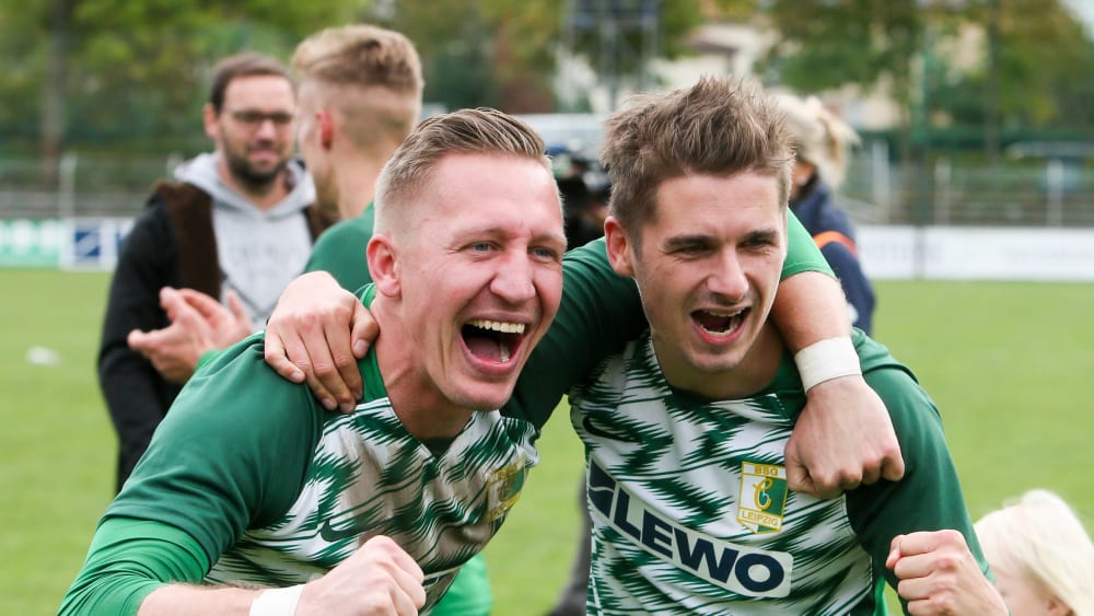 Florian Schmidt (links) und Daniel Heinze freuen sich über dein Sieg im Leipziger Derby