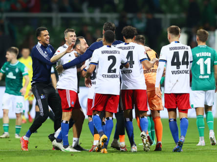 Derbysieger: Der HSV feiert bei Werder Bremen.