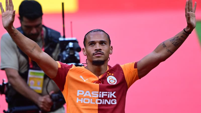 İSTANBUL, TÜRKİYE - 02 AĞUSTOS: Victor Osimhen (görünmüyor) ve Leroy Sane, Galatasaray'ın 02 Ağustos 2025'te İstanbul, Türkiye'deki RAMS Park'ta düzenlediği imza töreninde resmen tanıtılıyor. Abdulhamid Hosbas / Anadolu/ABACAPRESS.COM