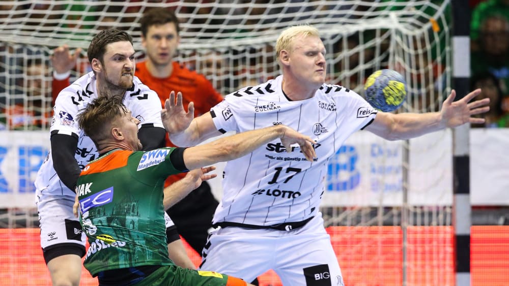Hendrik Pekeler wirft Marko Bezjak um