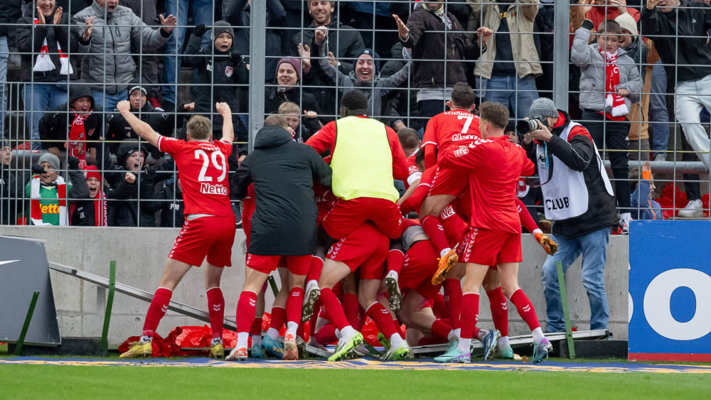 Roter Jubel an der Grünwalder Straße: Der SSV Jahn Regensburg schlug die Münchner Löwen knapp mit 1:0.&nbsp;