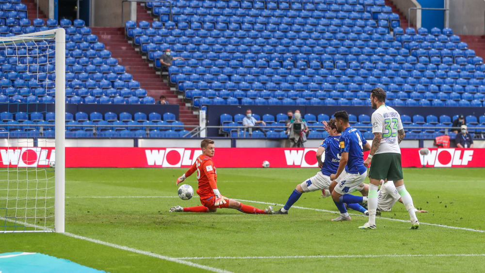 Blitzschnell reagiert: Wout Weghorst (am Boden) trifft für Wolfsburg zum 1:0.