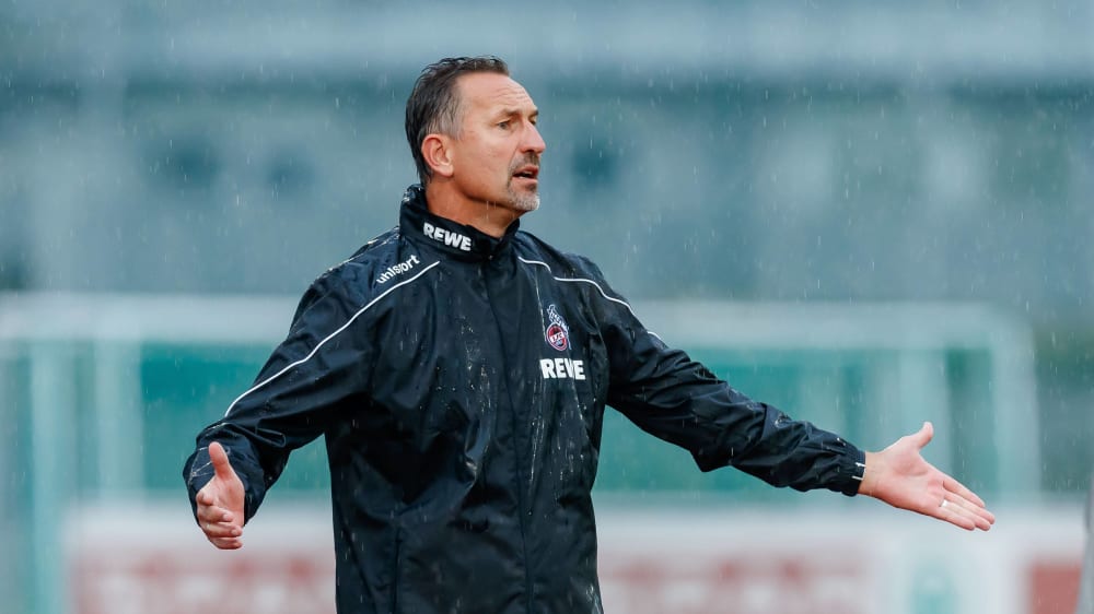 Gefühlswelten im Regen: Effzeh-Trainer Achim Beierlorzer beim Test gegen Villarreal.