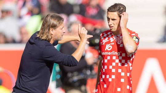 Der erhobene Zeigefinger passt ins Bild: Mainz-Trainer Bo Henriksen ruft Dominik Kohr zur Räson.
