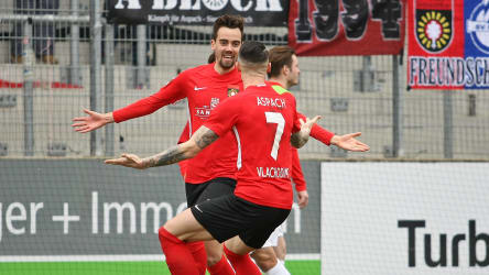 Torschütze Marco Hingerl (hinten) feiert mit Vorlagengeber Panagiotis Vlachodimos seinen Treffer zum 1:0.