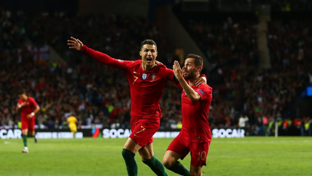 Mal wieder der Mann des Abends: Cristiano Ronaldo (li., hier mit Bernardo Silva) traf dreifach.