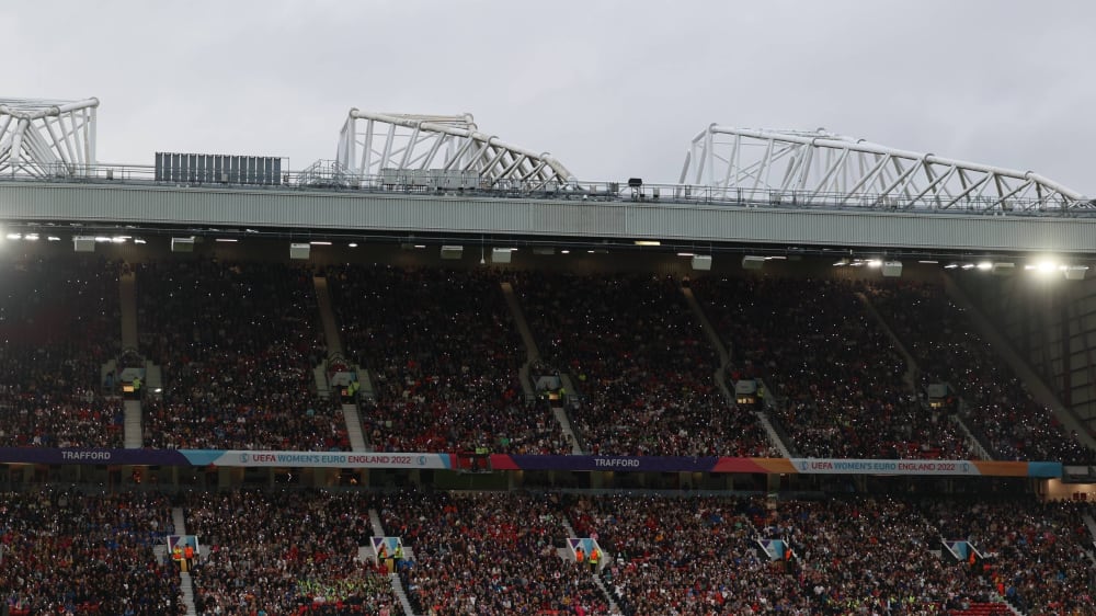 Lücken im Lichtermeer: Das Old Trafford hätte noch Platz für einige Tausend Zuschauer mehr gehabt.