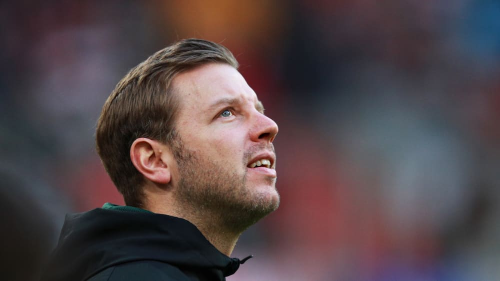 Florian Kohfeldt schaut auf die Anzeigetafel in der Allianz Arena
