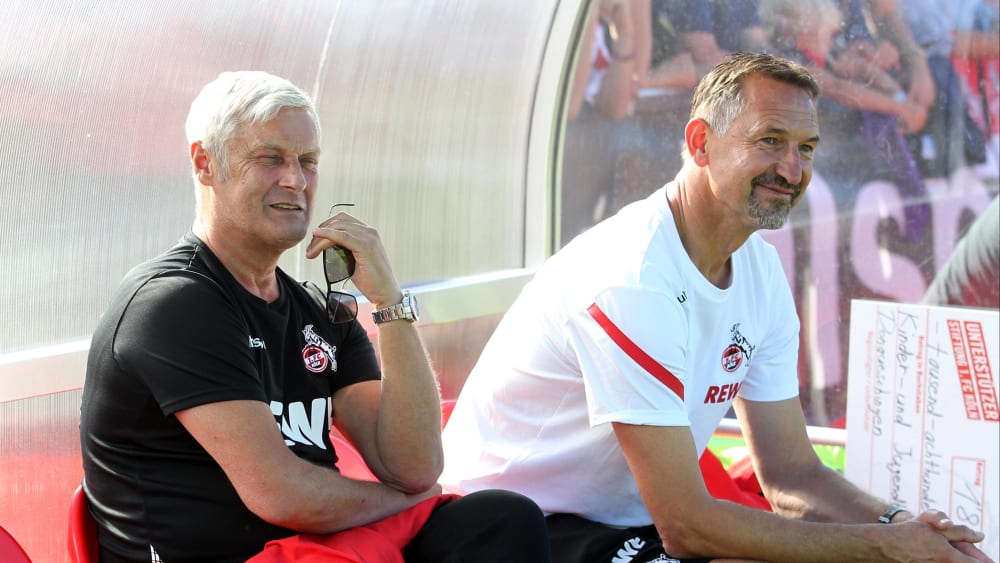 Zufrieden mit dem, was er unter dem neuen Coach sieht: Kölns Geschäftsführer Armin Veh und Achim Beierlorzer.
