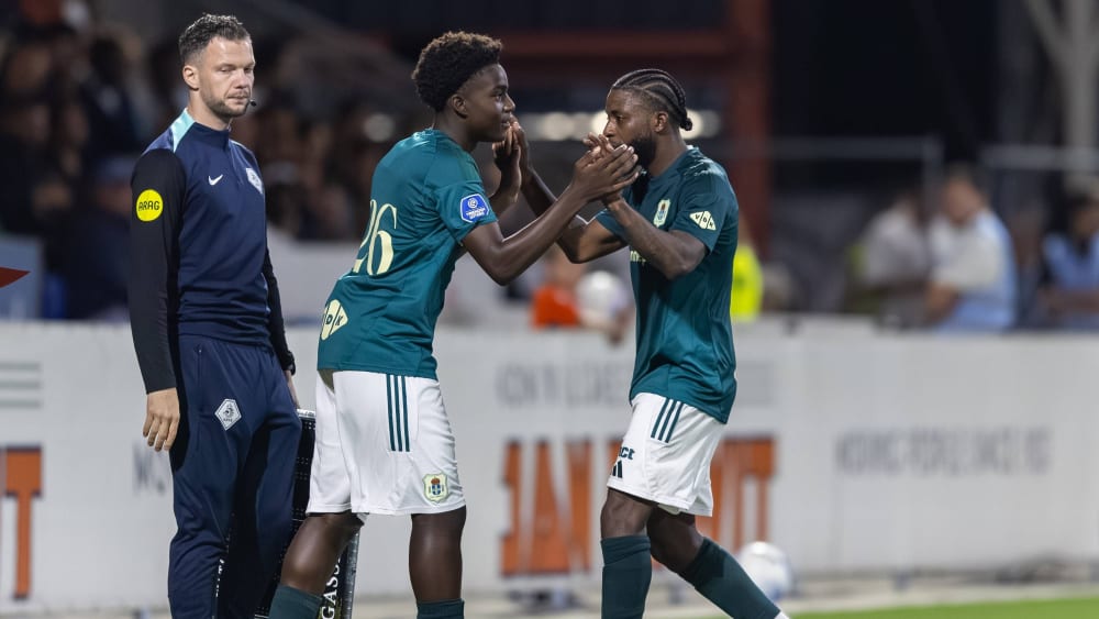  Jadiel Pereira da Gama betritt als jüngster Spieler der Eredivisie den Platz.