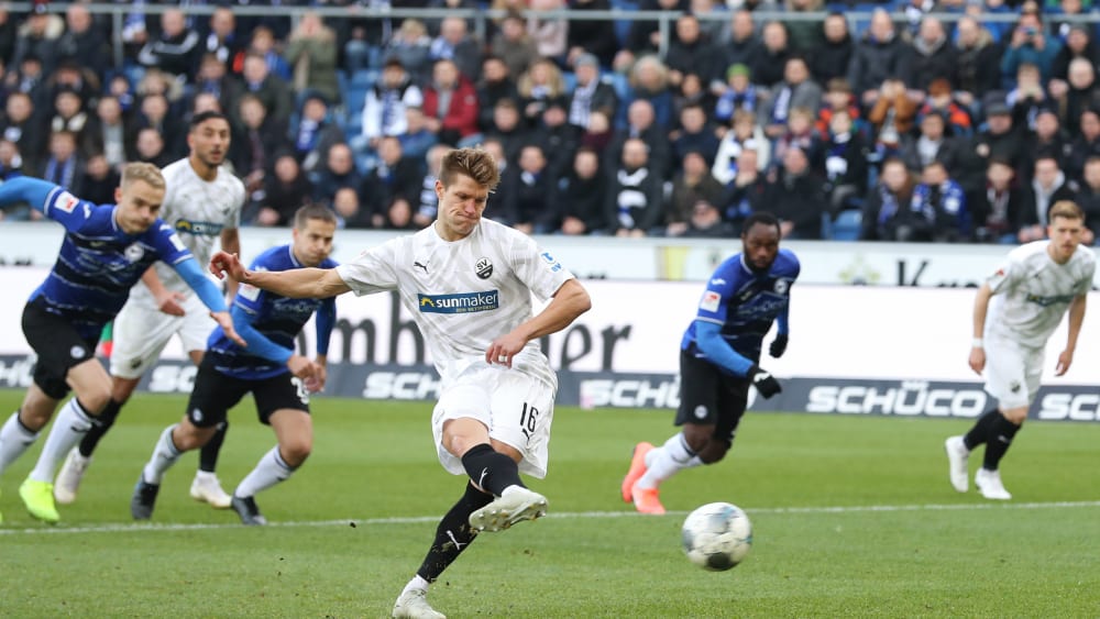 Kevin Behrens verschießt Elfmeter