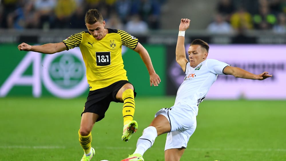 Dortmunds Hazard gegen Gladbachs Wolf im Duell.