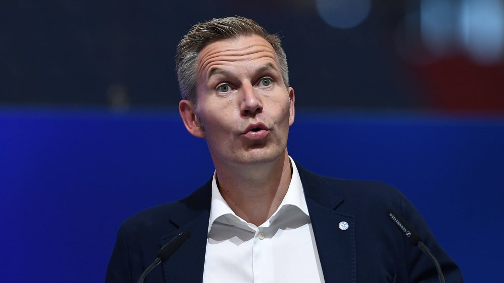 Schalkes Aufsichtsratsvorsitzender Axel Hefer spricht über seine Kritiker.