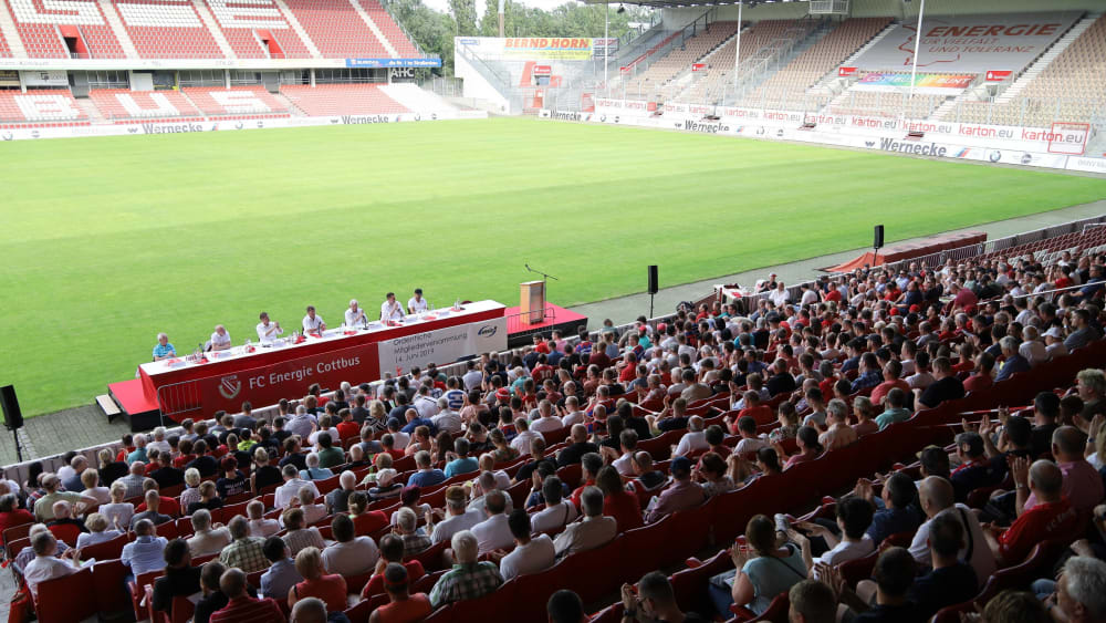 Ort des Geschehens: Die Mitgliederversammlung des FC Energie Cottbus auf der Westtribüne im Stadion der Freundschaft.