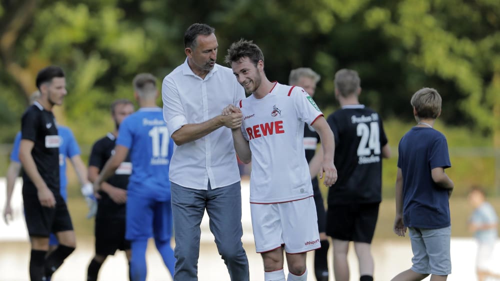 Handshake nach dem Spiel: Trainer Achim Beierlorzer und Matthias Bader.