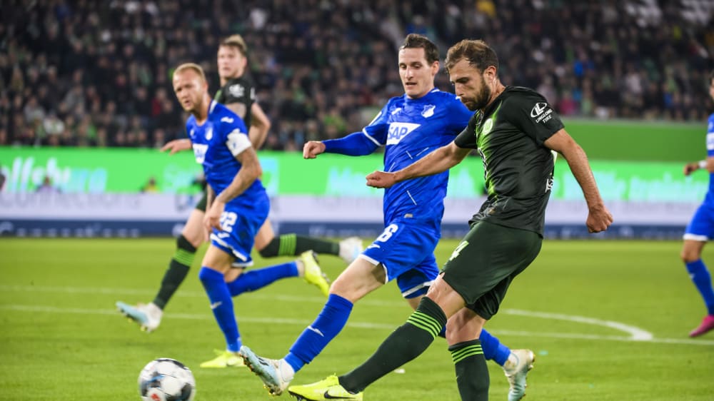 Wolfsburgs Admir Mehmedi trifft zum 1:1 - Sebastian Rudy, Hoffenheims Torsch&#252;tze, kommt zu sp&#228;t. 