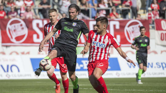 Geballte Erfahrung für den FSV Fernwald: Abwehrspieler Daniel Vier (schwarzes Trikot), der aktuell noch für Stadtallendorf spielt.