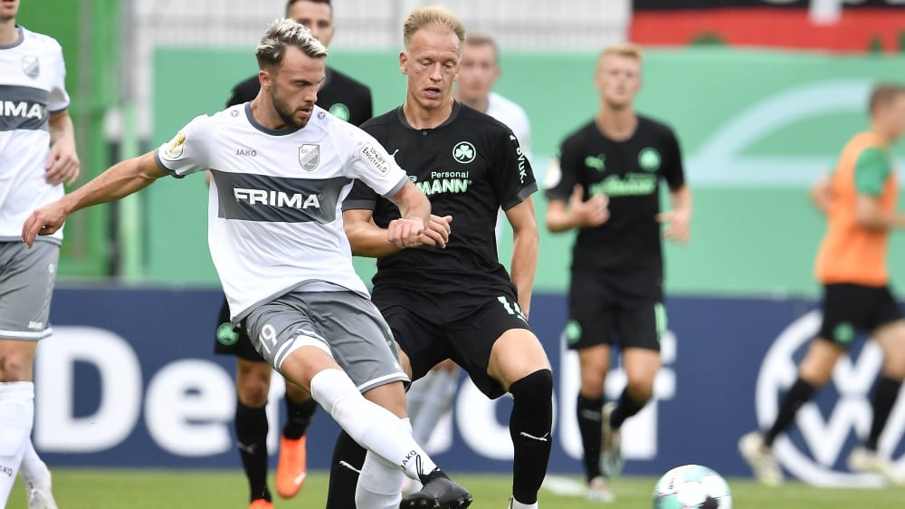 Auch im DFB-Pokal kam Nils Buchwalder (wei&#223;) f&#252;r den RSV zum Einsatz.