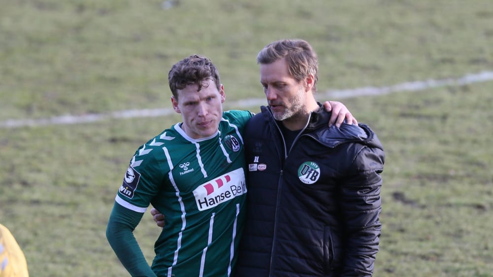 Florian Riedel (li., hier im Austausch mit VfB-Trainer Rolf Landerl) hatte sich vor dem Spiel gegen T&#252;rkg&#252;c&#252; gegen Kritik an der Mannschaft gewehrt.