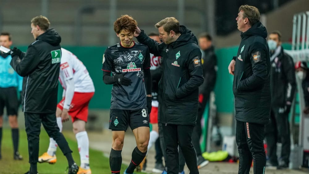 Werder-Trainer Florian Kohfeldt gratuliert Yuya Osako zu  seinen Treffer. 