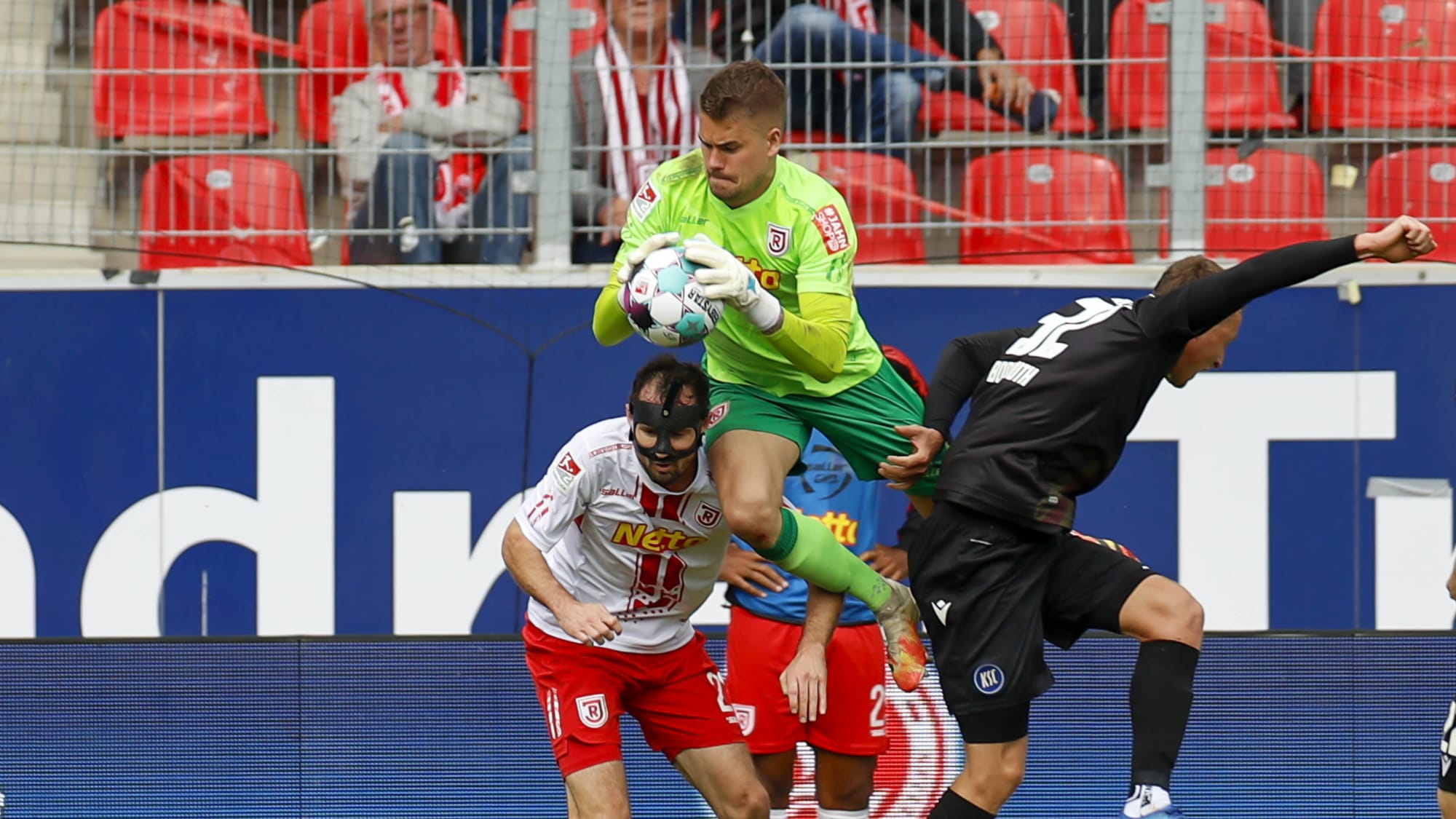 Regensburgs Keeper Alexander Meyer greift zu