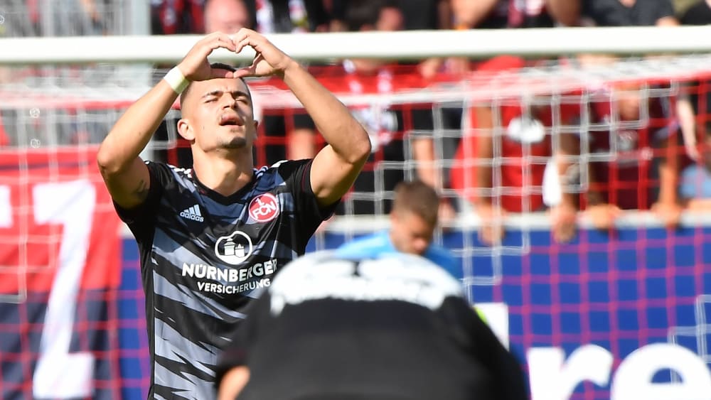 Endlich wieder jubeln: FCN-Stürmer Nikola Dovedan (Mi.) feiert seinen ersten Saisontreffer.