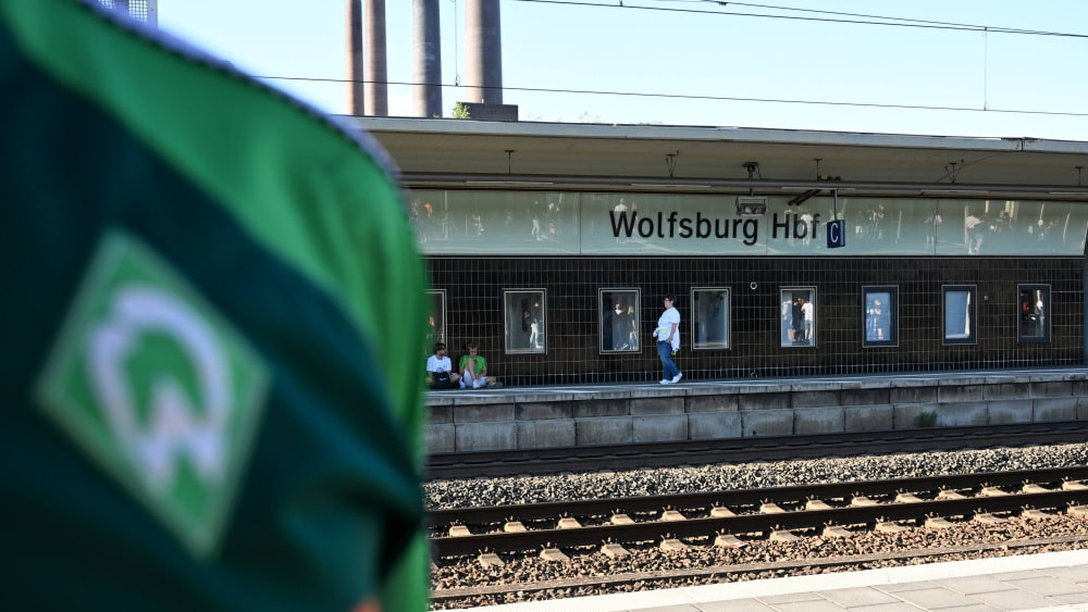 Die Kontrolle von Bremer Fans am Wolfsburger Bahnhof hat bundesweit für Kritik gesorgt.
