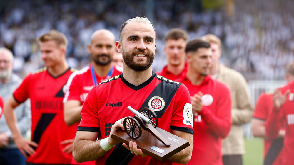 Fatih Kaya (SV Wehen Wiesbaden) con el premio al máximo goleador del kicker.