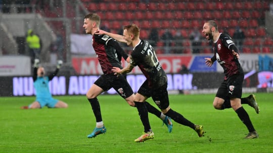 Grenzenlose Freude: Die Ingolstädter Spieler feiern Andreas Poulsen (li.) nach seinem 3:2-Siegtreffer gegen Aue in der Nachspielzeit.