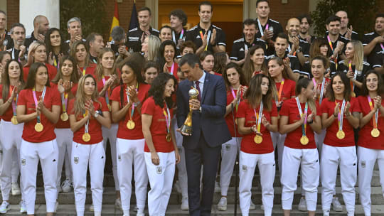 Ministerpräsident Pedro Sanchez beim Empfang der Weltmeisterinnen in Madrid.