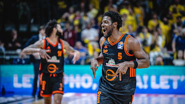 Basketball Berlin 17.05.2026 Saison 2025 2026 EasyCredit BBL 1. Bundesliga Männer, Herren Playoffs Viertelfinale Spiel 1 Alba Berlin - RASTA Vechta Jubel TJ Bamba (Vechta, No.05) *** Basketball Berlin 17 05 2026 Season 2025 2026 EasyCredit BBL 1 Bundesliga Men, Men Playoffs Quarterfinals Game 1 Alba Berlin RASTA Vechta Cheers TJ Bamba Vechta, No 05