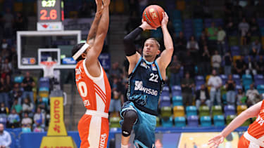 Frankfurt Skyliners - RASTA Vechta, easyCredit BBL Thomas Klepeisz (Skyliners, 22) gegen Nelson Weidemann (RASTA, 30). Spiel der easyCredit BBL zwischen den Frankfurt Skyliners und RASTA Vechta am 26. September 2026 in der Süwag Energie ARENA in Frankfurt am Main., Frankfurt am Main Hessen Deutschland Süwag Energie ARENA *** Frankfurt Skyliners vs. RASTA Vechta, easyCredit BBL: Thomas Klepeisz (Skyliners), 22, vs. Nelson Weidemann (RASTA), 30, an easyCredit BBL game between the Frankfurt Skyliners and RASTA Vechta on September 26, 2026, at the Süwag Energie ARENA in Frankfurt am Main, Frankfurt am Main, Hesse, Germany, Süwag Energie ARENA