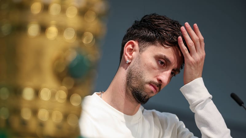 DFB Pokalfinale - 25 26 - Abschluss Pressekonferenz vor FC Bayern München - VfB Stuttgart am 22.05.2026 im Olympiastadion in Berlin Atakan Karazor (Stuttgart 16) nachdenklich auf der Pressekonferenz *** DFB Cup final 25 26 Closing press conference before FC Bayern Munich VfB Stuttgart on 22 05 2026 at the Olympic Stadium in Berlin Atakan Karazor Stuttgart 16 pensive at the press conference MH
