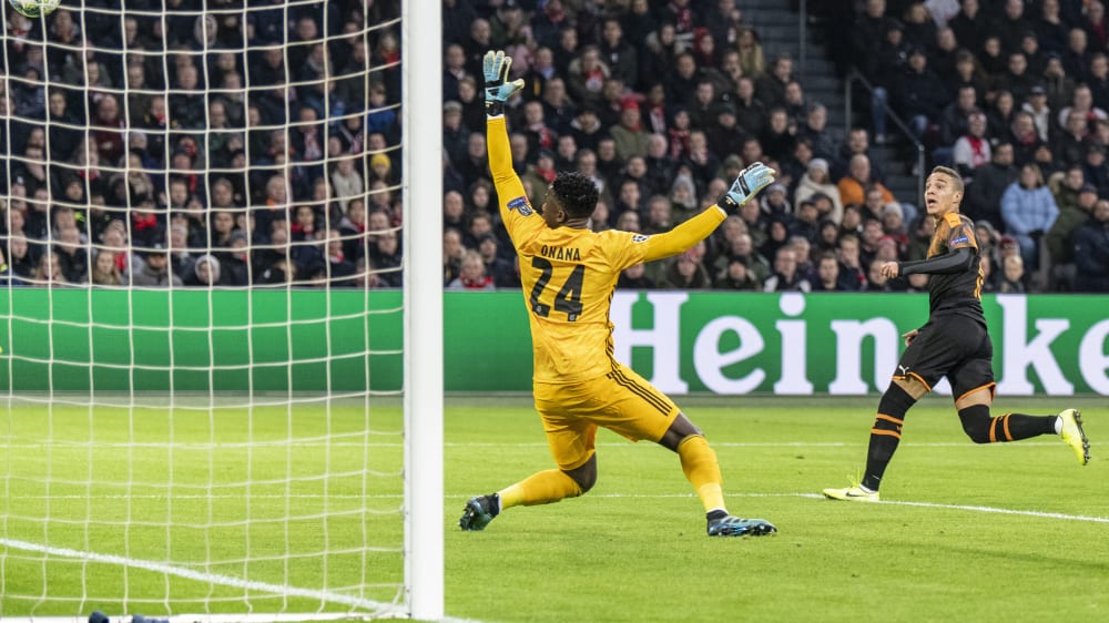 Tor des Tages: Rodrigo (rechts) lässt Onana aus kurzer Distanz keine Chance und bringt Valencia - am Ende entscheidend - in Führung.