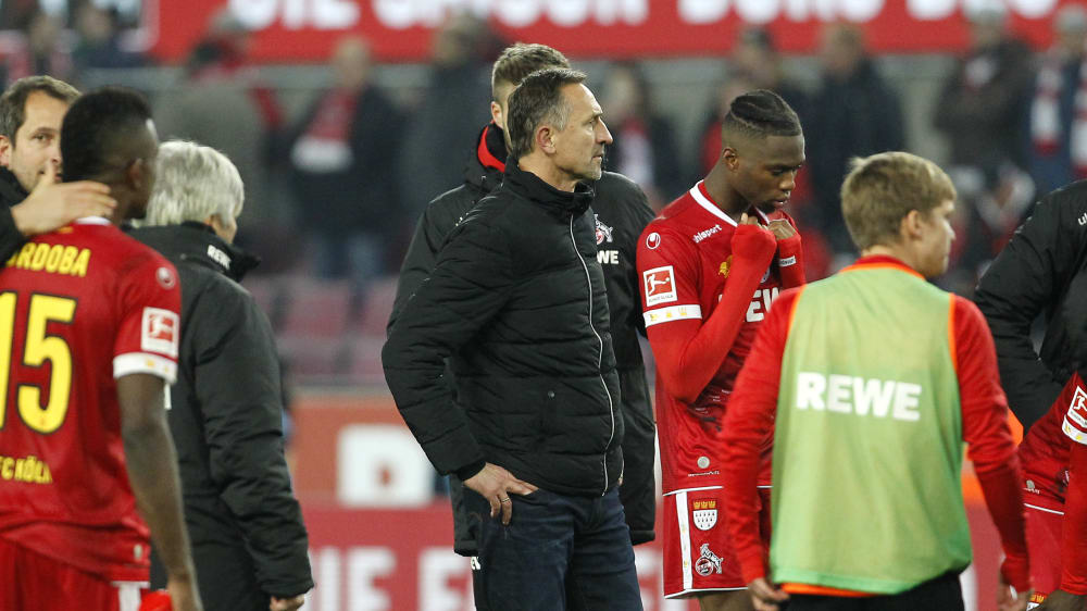 Versteinerte Gesichter nach dem späten 1:2: Achim Beierlorzer (Mi.) und die FC-Spieler.