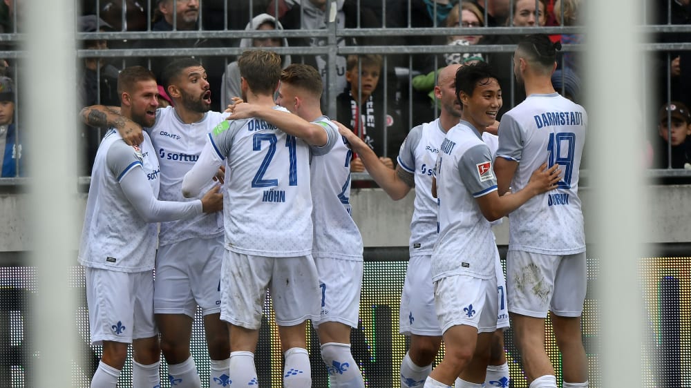 Späte Freude: Darmstadt bejubelt den einzigen Treffer durch Palsson (2.v.l.).