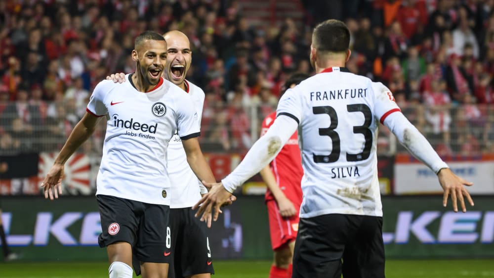 Torschütze und Vorbereiter: André Silva und Dijbril Sow (li.) nach dem 2:0.