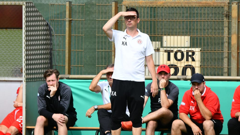 Schreibt mit dem FC Oberneuland seit 2017 eine Erfolgsgeschichte: Trainer Kristian Arambasic (Mitte)