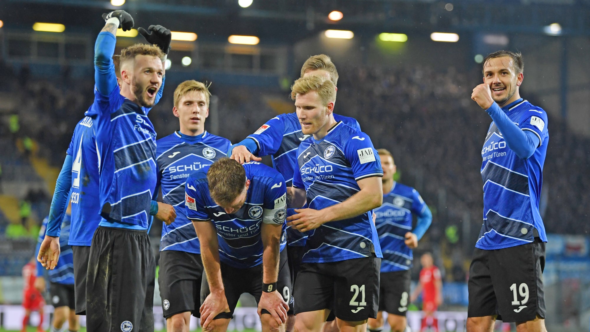 Wer in Europas Top-Ligen aktuell auf- und absteigen würde ...