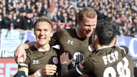 Beste Laune am Millerntor: Der FCSP bejubelt Veermans (2.v.l.) Führungstreffer. Der angeschlagene Stürmer blieb nach 45 Minuten in der Kabine.