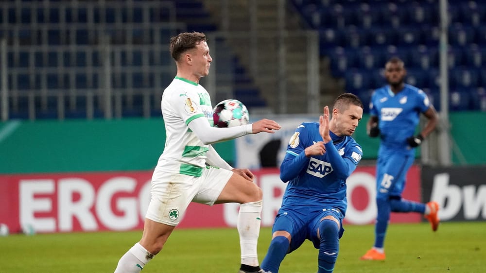 Fürths David Raum (li.) hat das Interesse der TSG Hoffenheim geweckt, nicht nur im DFB-Pokalspiel.