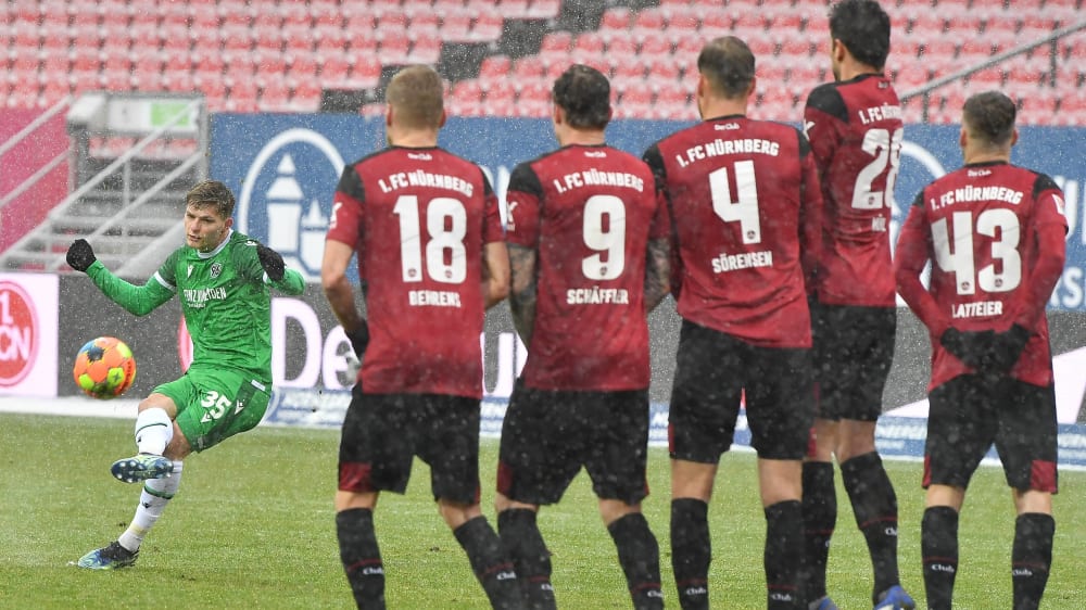 Die Vorentscheidung: Florent Muslija trifft per Freistoß zum 4:1 für Hannover.